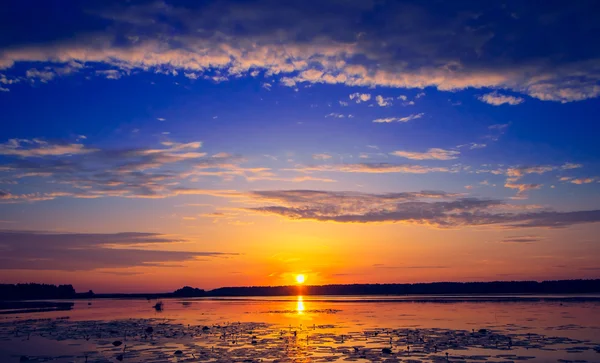 Amazing sunset over lake — Stock Photo, Image