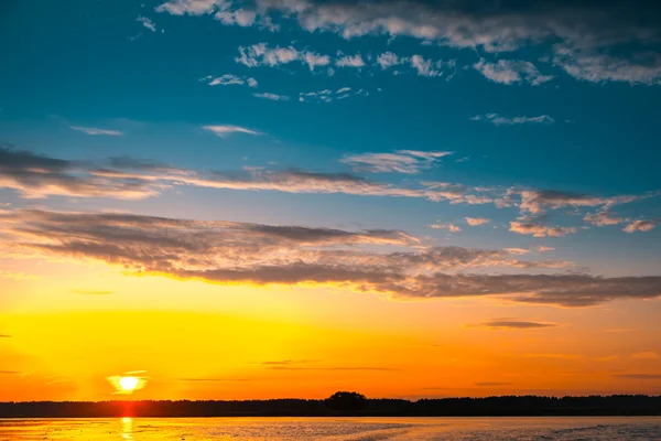Incrível pôr do sol sobre o lago — Fotografia de Stock