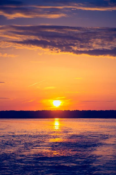 Amazing sunset over lake — Stock Photo, Image