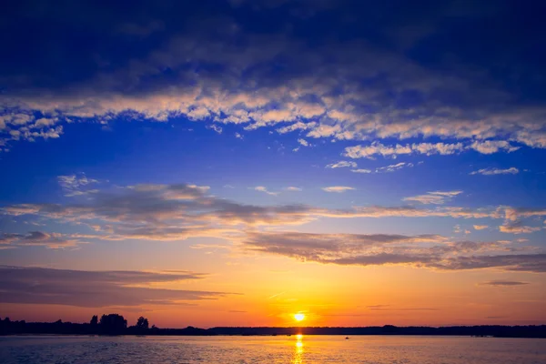 Fantastisk solnedgang over sjøen – stockfoto