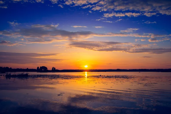 Fantastisk solnedgång över sjön — Stockfoto