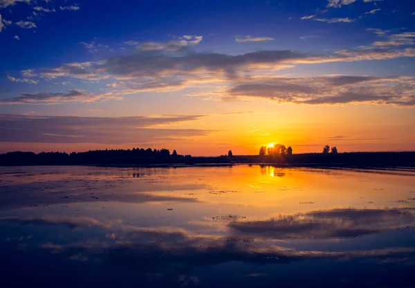Удивительный закат над озером — стоковое фото
