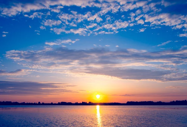 素晴らしい湖の夕日 — ストック写真