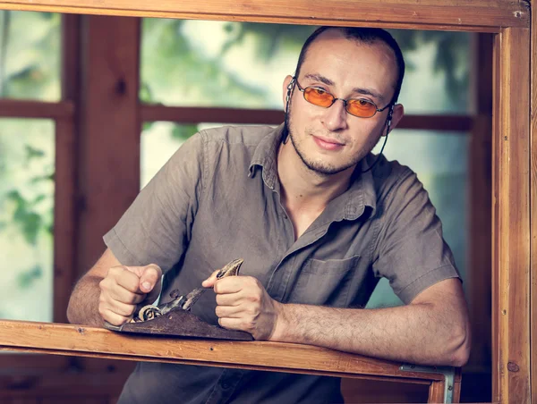 Joven trabajando con madera — Foto de Stock