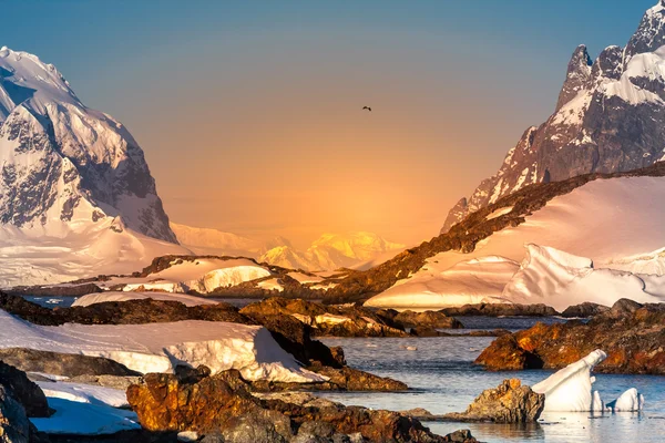 Wunderschöne schneebedeckte Berge — Stockfoto