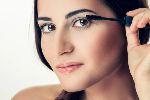 Woman applying mascara — Stock Photo, Image