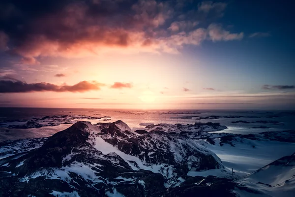 Wunderschöne schneebedeckte Berge — Stockfoto