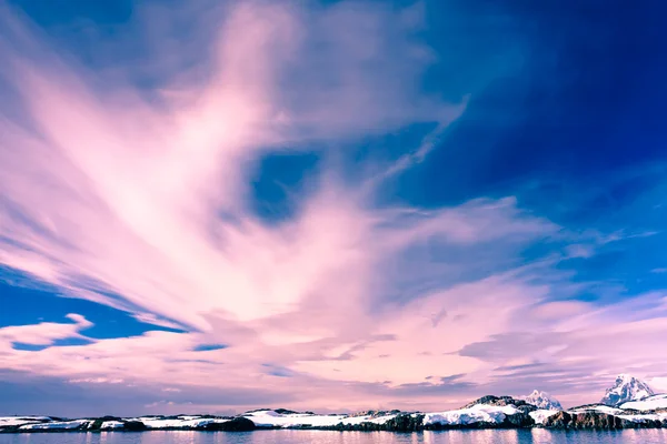 Beautiful snow-capped mountains — Stock Photo, Image