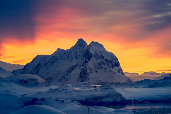 Wunderschöne schneebedeckte Berge — Stockfoto