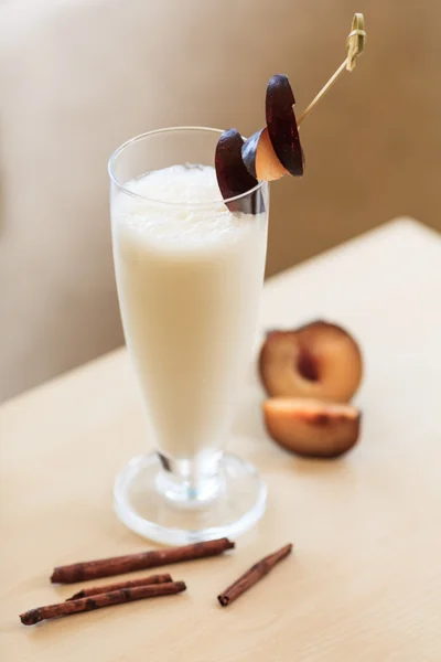 Milkshake with fresh plums — Stock Photo, Image