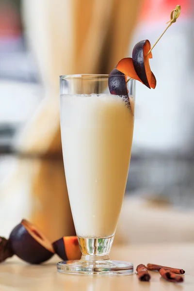 Batido con ciruelas frescas —  Fotos de Stock