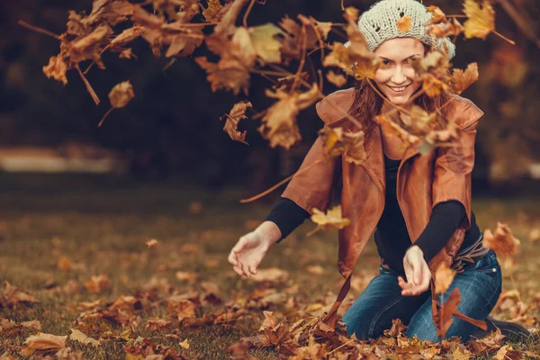 Girl in autumn park — Stock Photo, Image