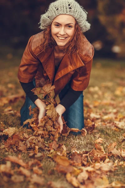 Menina no parque de outono — Fotografia de Stock