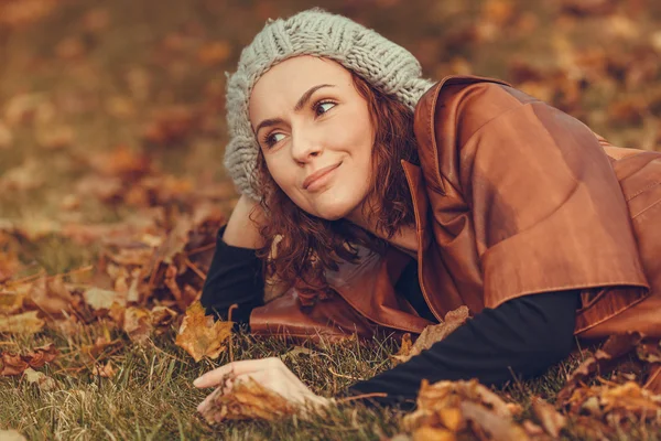 Fille dans le parc d'automne — Photo