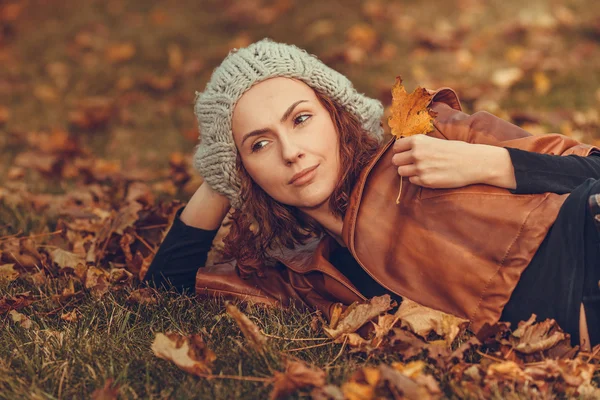 Chica en el parque de otoño — Foto de Stock