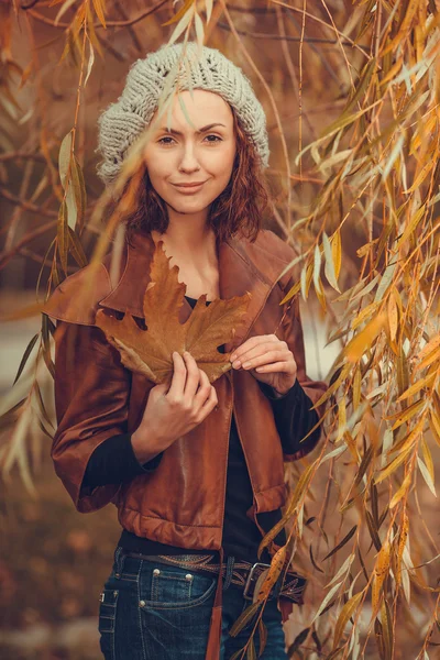 Mädchen im Herbstpark — Stockfoto