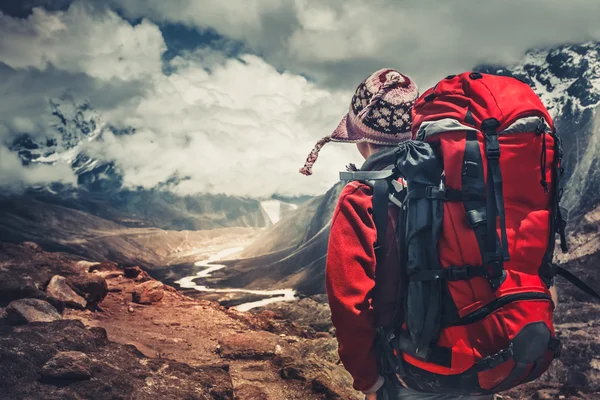 Hiking in Himalaya mountains. — Stock Photo, Image