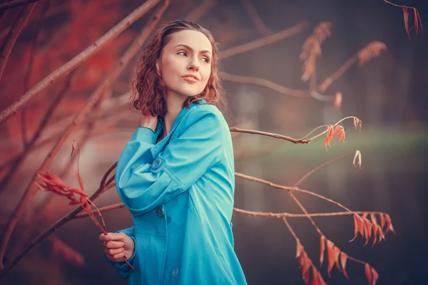 Mädchen im Herbstpark — Stockfoto