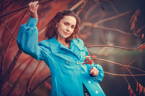 Menina no parque de outono — Fotografia de Stock