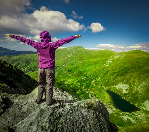 Vrouw boven op een berg — Stockfoto