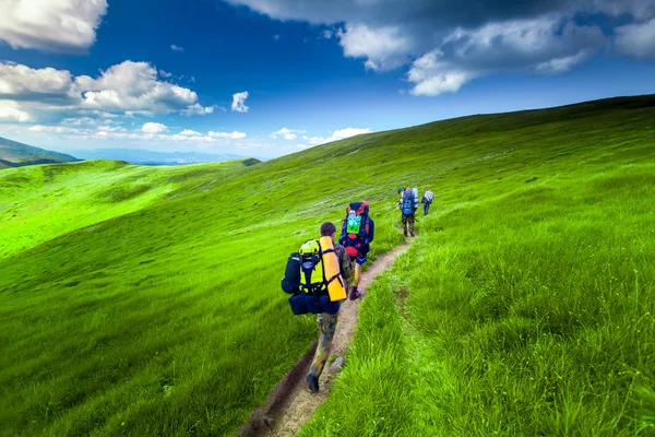 Jonge mensen wandelen — Stockfoto