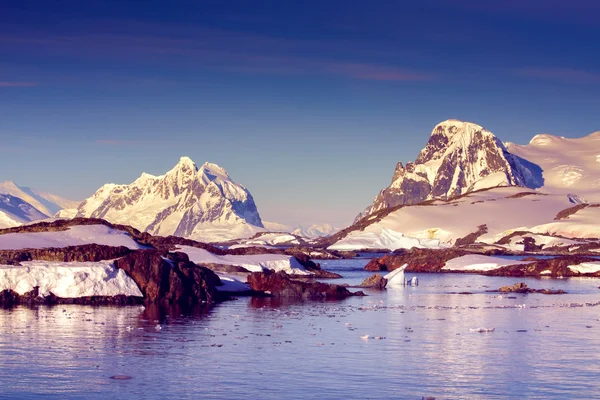 Belle montagne innevate — Foto Stock