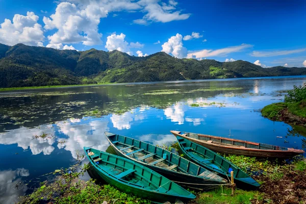 Båtar på pokhara fewa sjö — Stockfoto