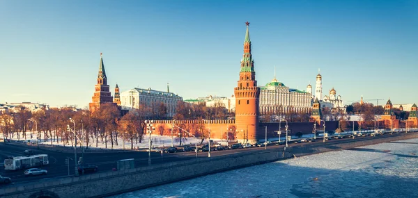 O Palácio do Grande Kremlin e a muralha do Kremlin — Fotografia de Stock