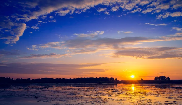 Erstaunlicher Sonnenuntergang über dem See — Stockfoto