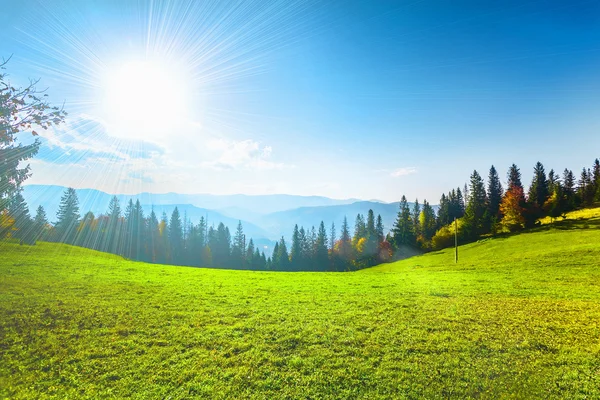 Fantastische sonnige Hügel. — Stockfoto