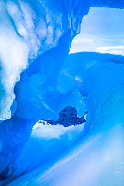 Modrá ledová jeskyně — Stock fotografie
