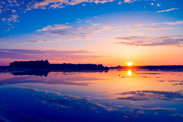 Fantastisk solnedgang. – stockfoto