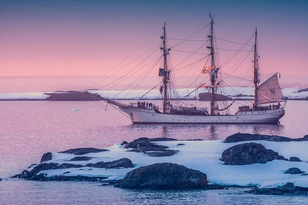 南極大陸の帆船 — ストック写真