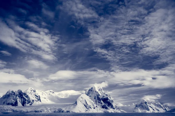 Montanhas cobertas de neve — Fotografia de Stock