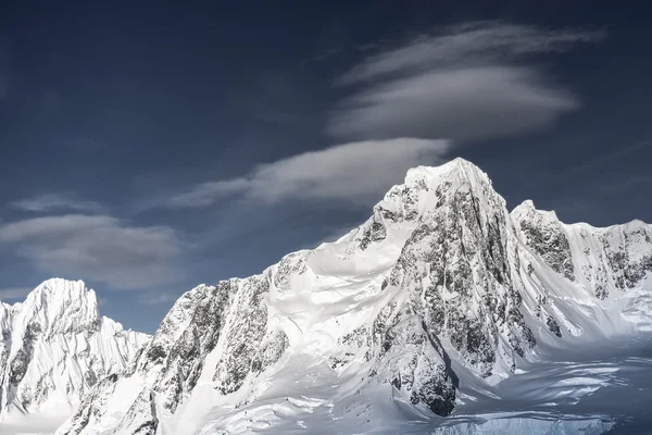 Montagne innevate in antarctica — Foto Stock