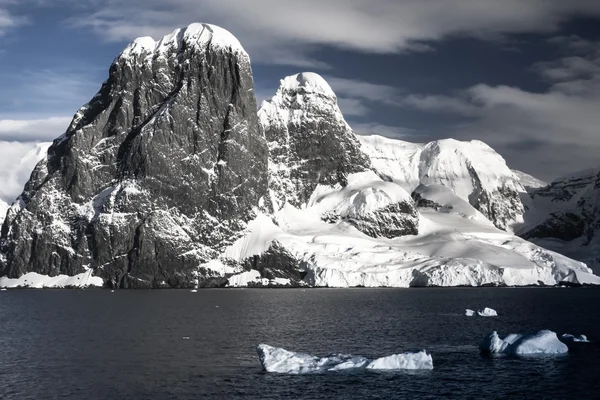 Hófödte hegyek az antarktiszon — Stock Fotó