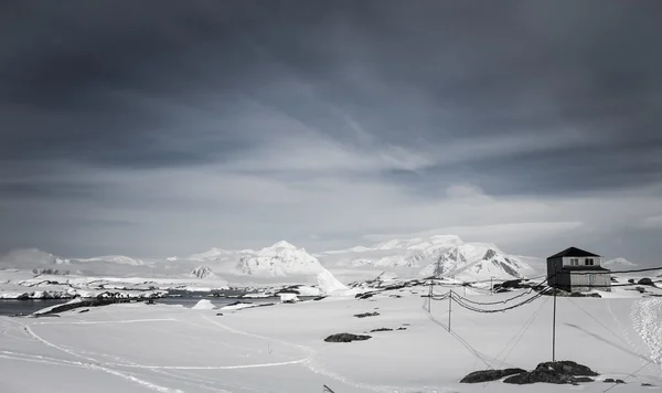 Belas montanhas cobertas de neve — Fotografia de Stock