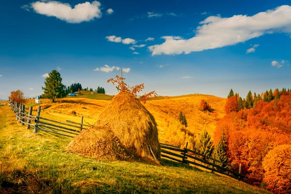 Höstlandskap i en bergsby — Stockfoto