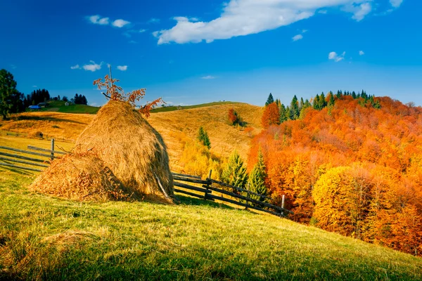 Egy hegyi falu őszi táj — Stock Fotó