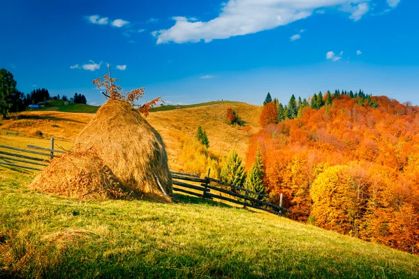 Höstlandskap i en bergsby — Stockfoto