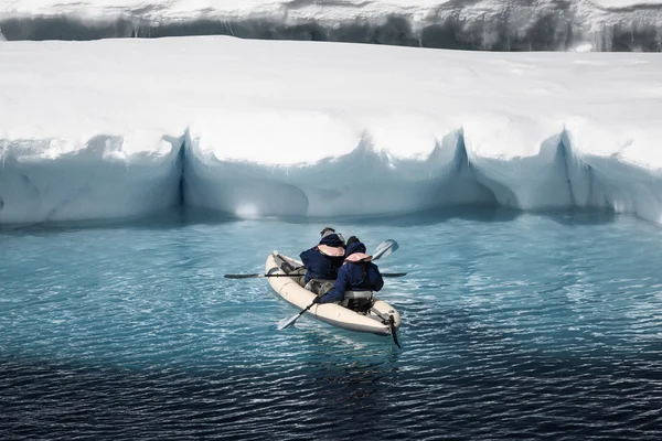 Due uomini in canoa — Foto Stock