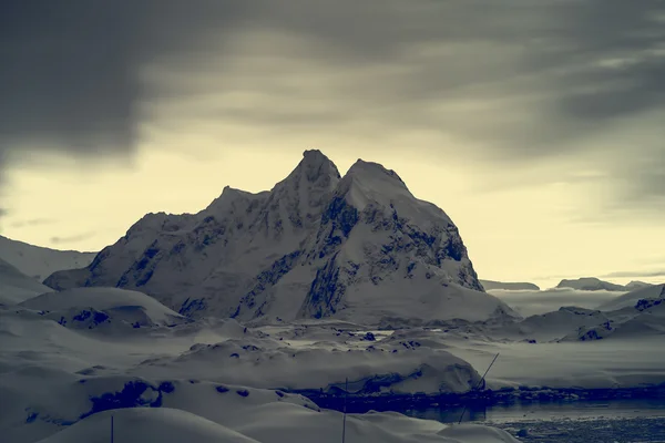 Beautiful snow-capped mountains — Stock Photo, Image