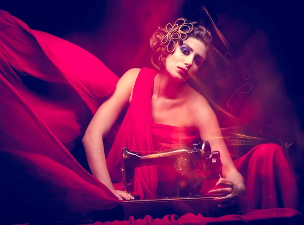 Pinup woman with sewing machine — Stock Photo, Image