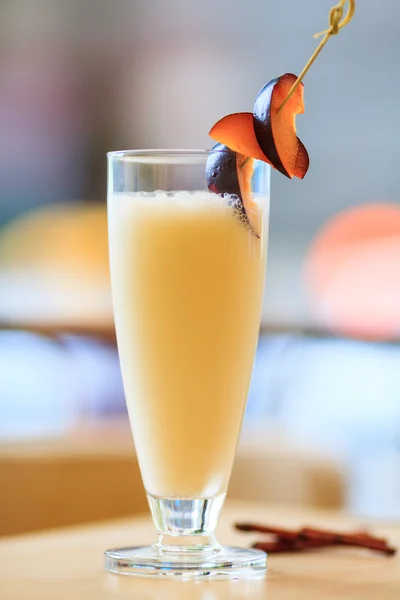 Молочный коктейль со свежими сливами — стоковое фото