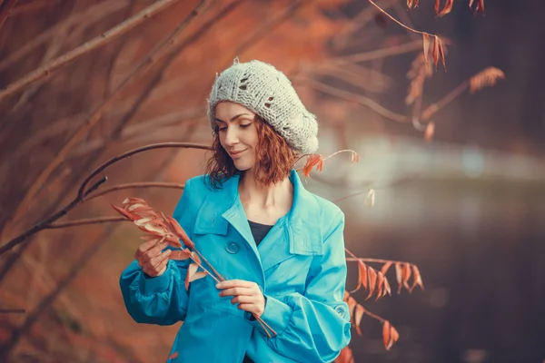 Sonbahar parkındaki kız — Stok fotoğraf