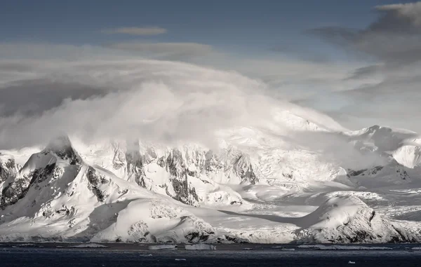 Hermosas montañas cubiertas de nieve Imagen De Stock