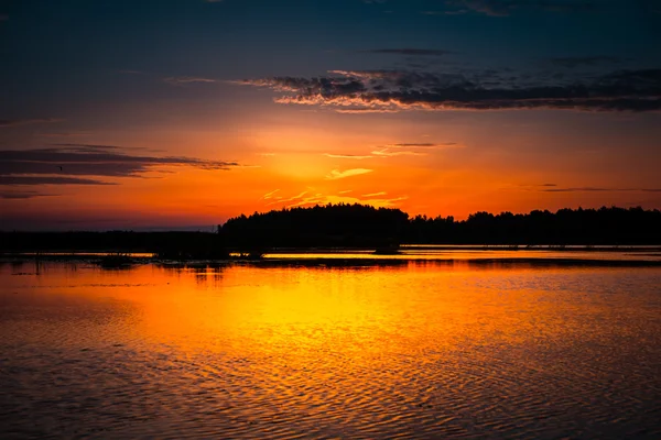 Increíble puesta de sol sobre el lago — Foto de Stock