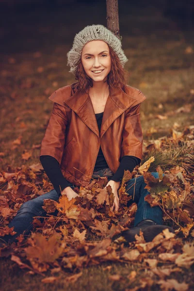 Ragazza nel parco di autunno — Foto Stock