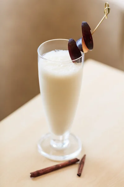 Milkshake with fresh plums — Stock Photo, Image