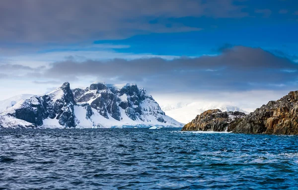 Prachtige besneeuwde bergen in antarctica — Stockfoto